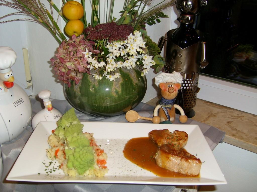 Dagschotel: varkenshaasje met natuursaus, pastinaak puree met romanescokool