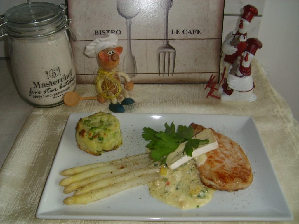  Asperges met cambozola saus, aardappel en kalkoenlapjes