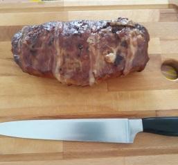 Gehaktbrood gevuld met kruidenmonchou