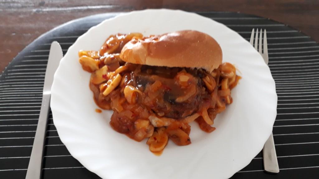 Broodje bal met pittige saus