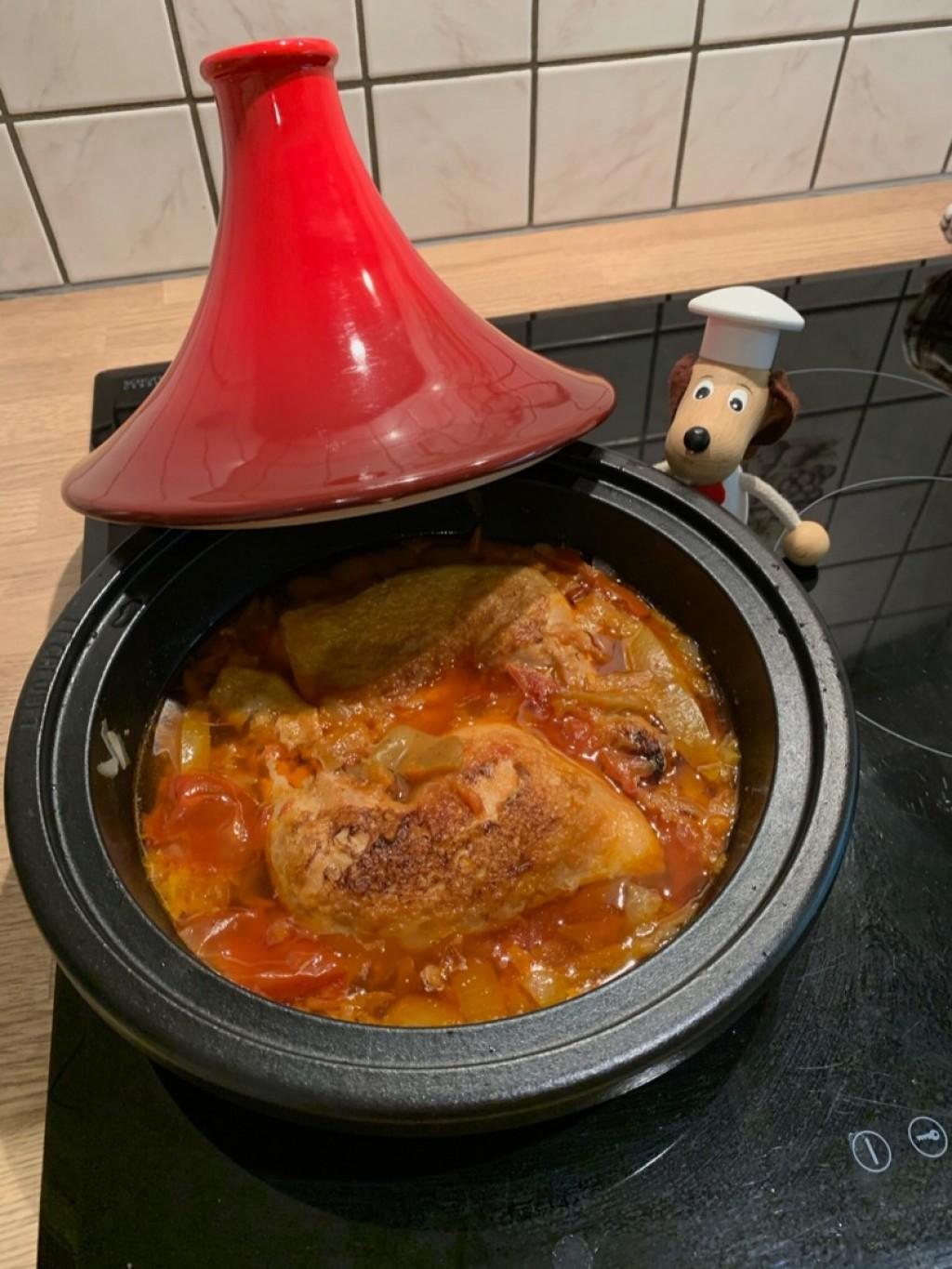 Tajine: kippenbouten en zijn garnituren