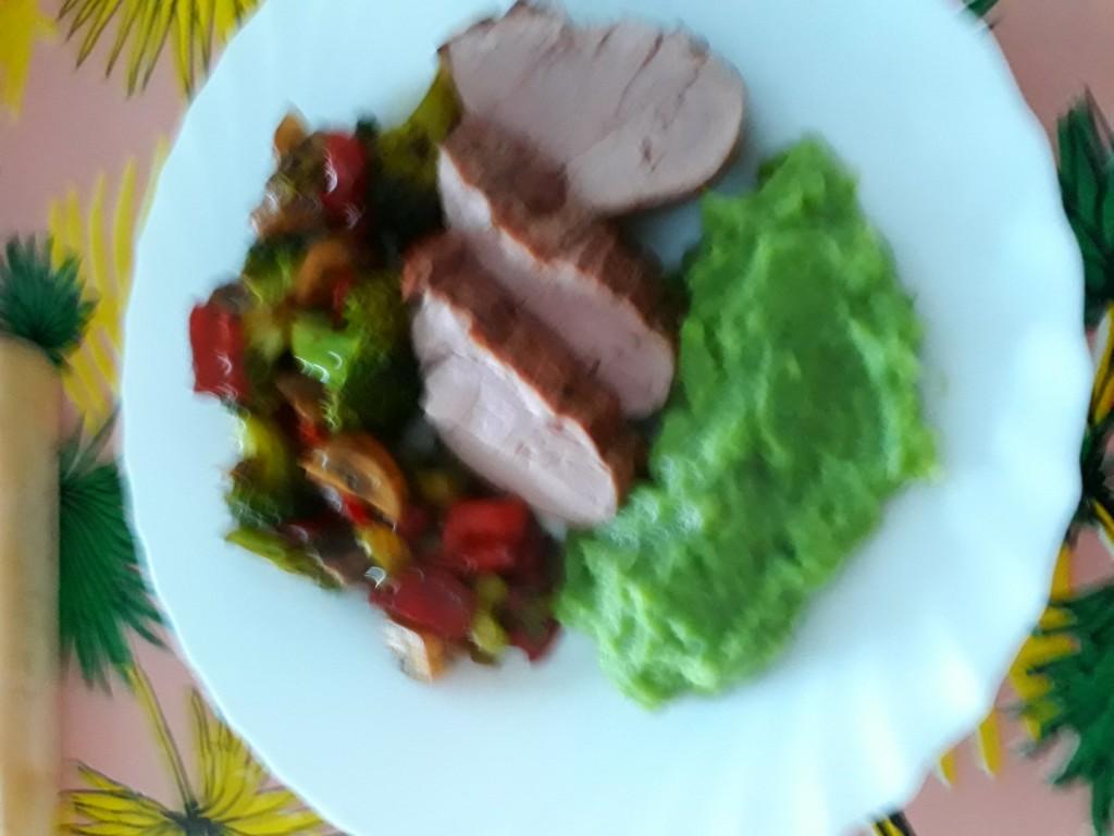 Gebakken varkenshaas met puntpaprika en broccoli en champignons