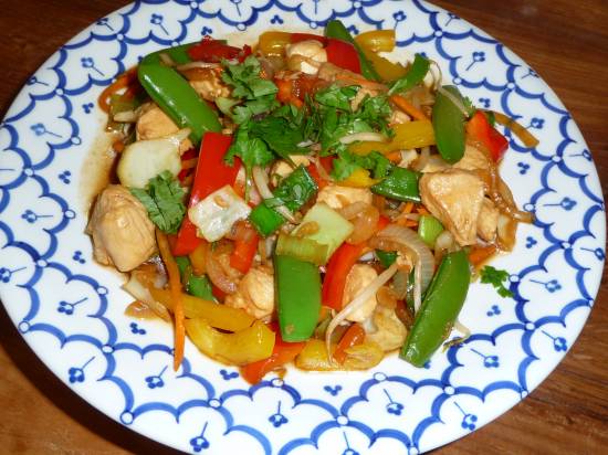 Gewokte Thaise kip met sugar-snaps