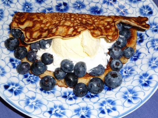 Flensjes met verse blauwe bessen