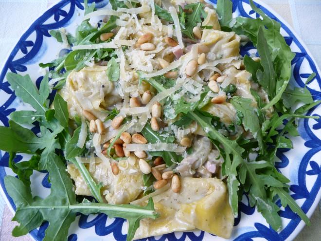 Tortellini met champignons, rucola en pesto