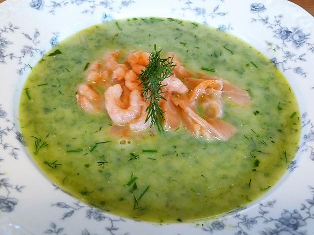 Scandinavische spinaziesoep met zalm en garnalen