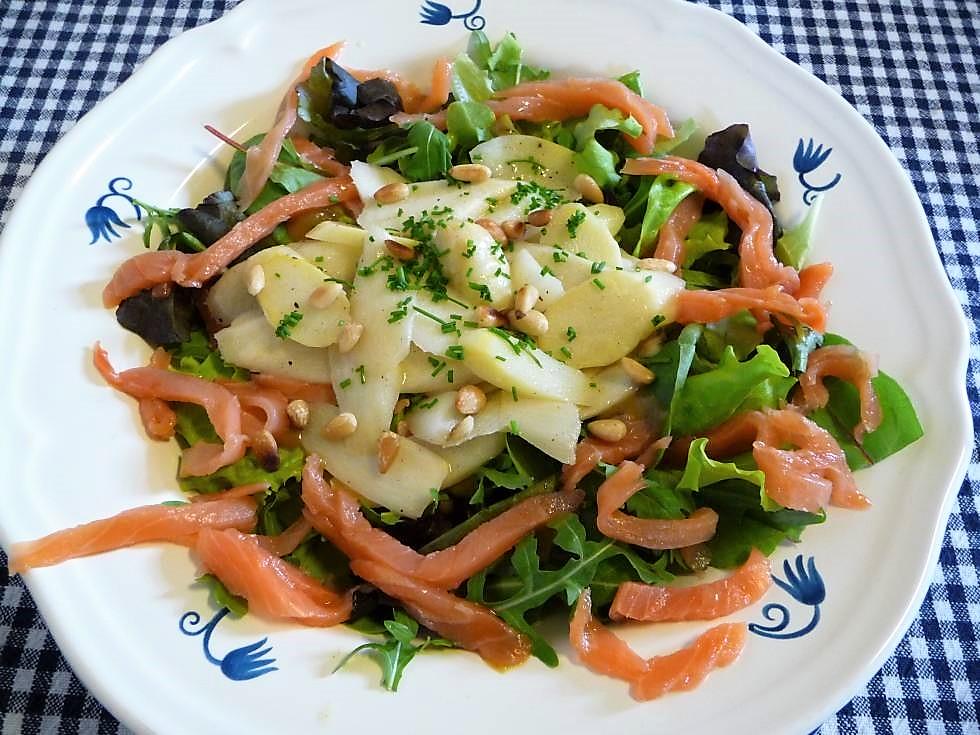 Salade met gewokte asperges en gerookte zalm