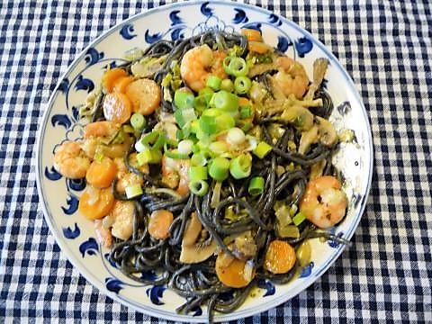 Scampi met pesto/roomsaus en (zwarte) pasta