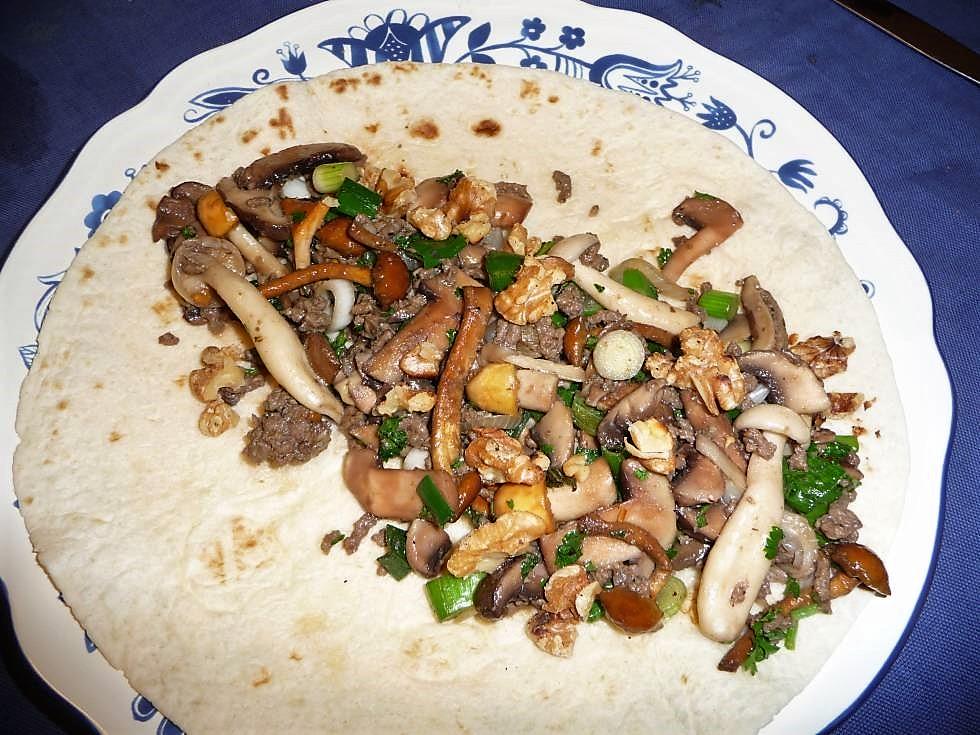 Wrap met bospaddenstoelen, gehakt en walnoten