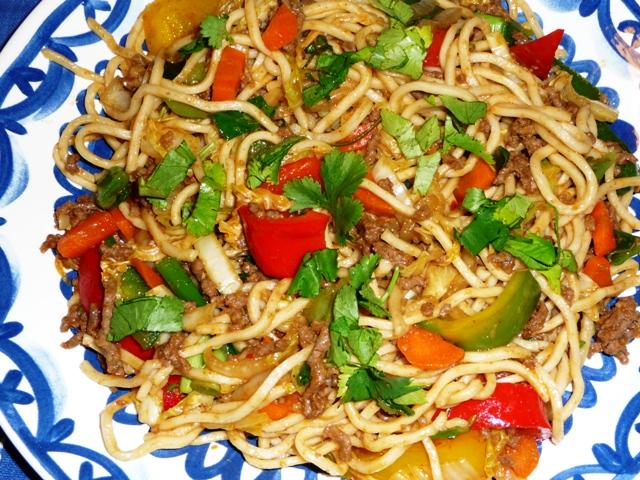 Gehakt met rode curry, groenten en noedels