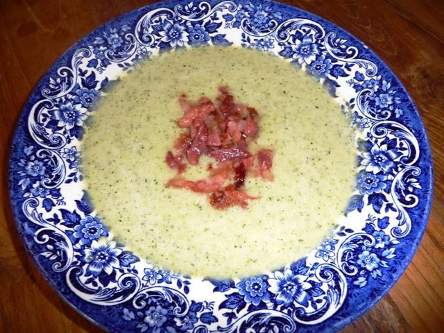 Romige broccolisoep met spekreepjes