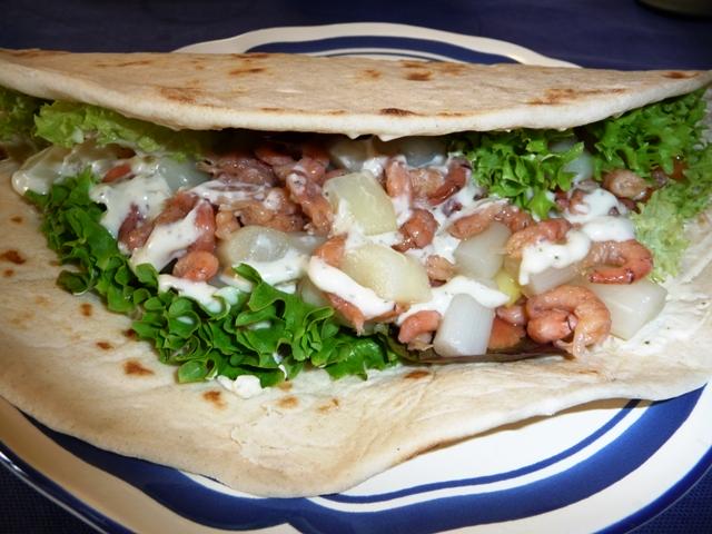 Wrap met asperges, gerookte zalm en Hollandse garnalen