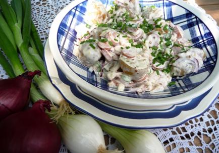 Aardappelsalade met katenspek en knakworstjes