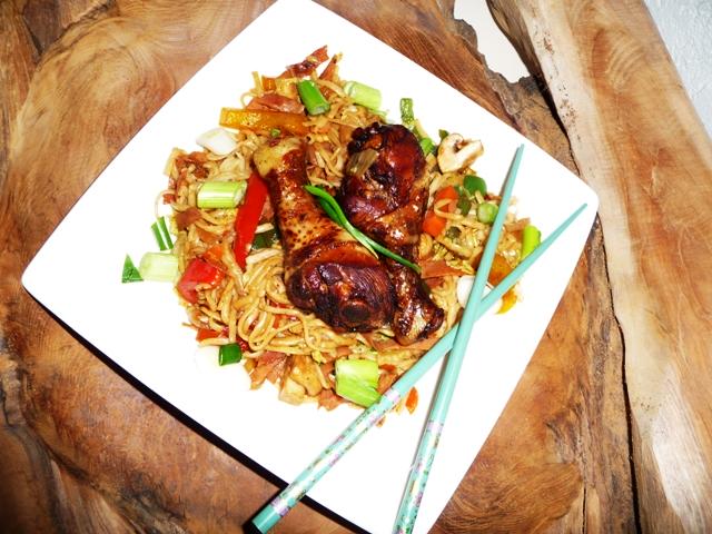 Bami met gemarineerde drumsticks (5 spices)