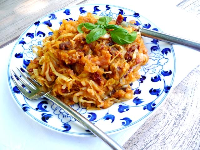 Stamppot van spitskool met een Mediterraans tintje