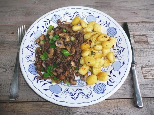 Gehaktpannetje met champignons en gebakken gnocchi