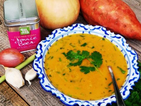 Thaise pompoensoep met zoete aardappel