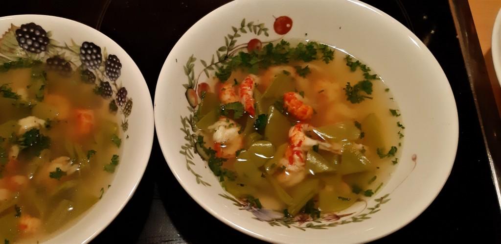 Lentebouillon met peultjes en rivierkreeftjes