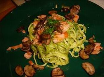 Spaghetti met gerookte zalm en paddenstoelen