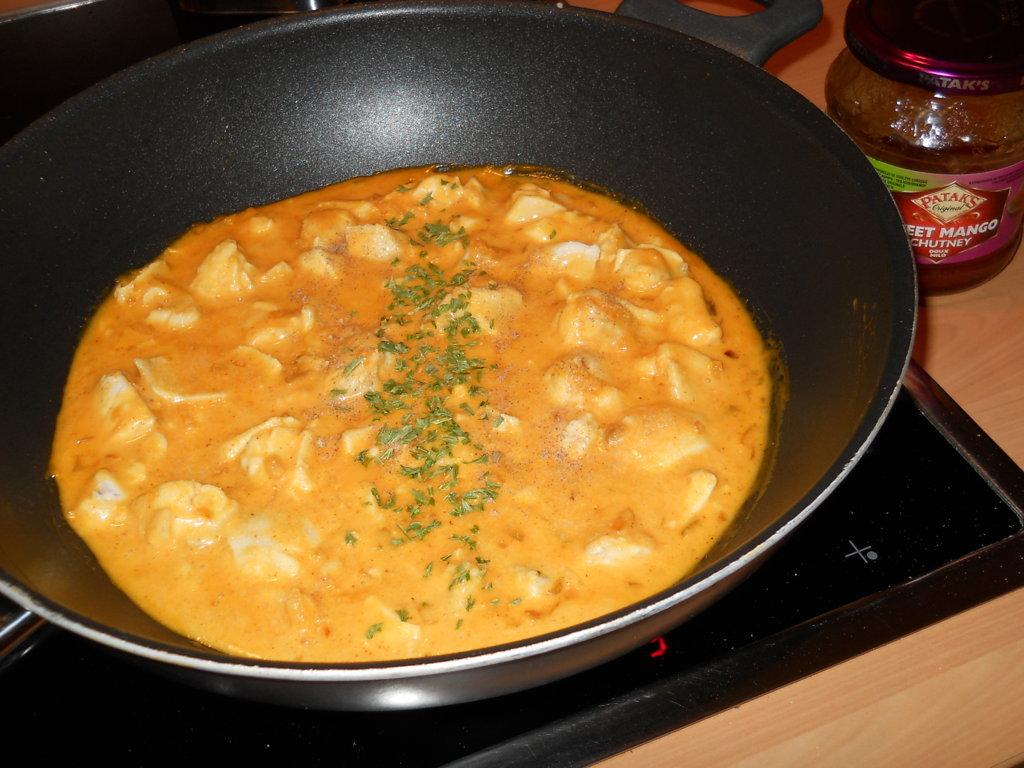 Romige viscurry uit de wok met kabeljauw