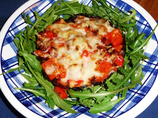 Portobello gevuld met paprika, spek en sjalotjes