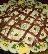 Aardappelsalade met zure room en ansjovis.