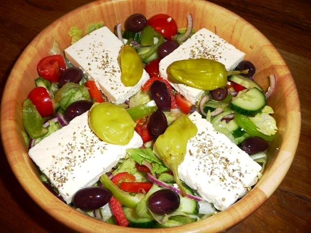 Griekse boerensalade met ijsbergsla