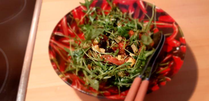 Courgettesalade met tomaat, olijven, kappertjes en rucola