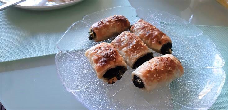 Griekse bladerdeeghapjes met spinazie en feta