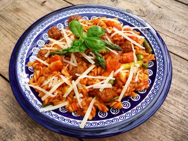 Pasta met Italiaanse gehaktballetjes en groene asperges