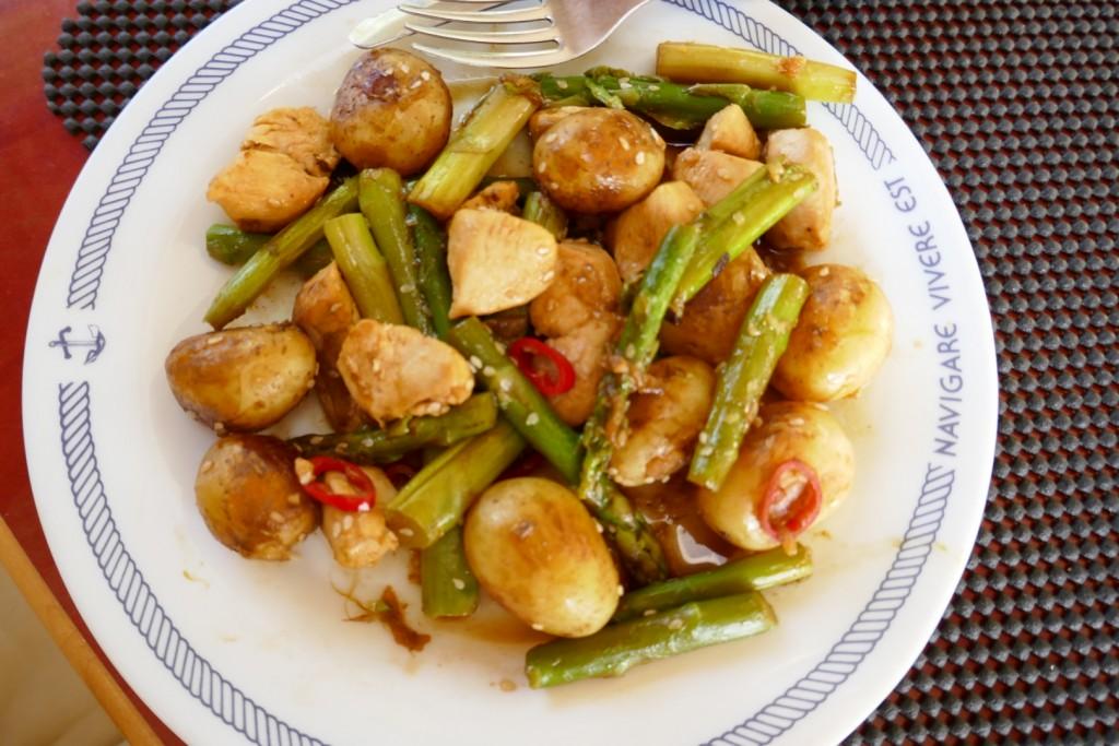 Pittige groene asperges met krieltjes , ketjap en kipfilet