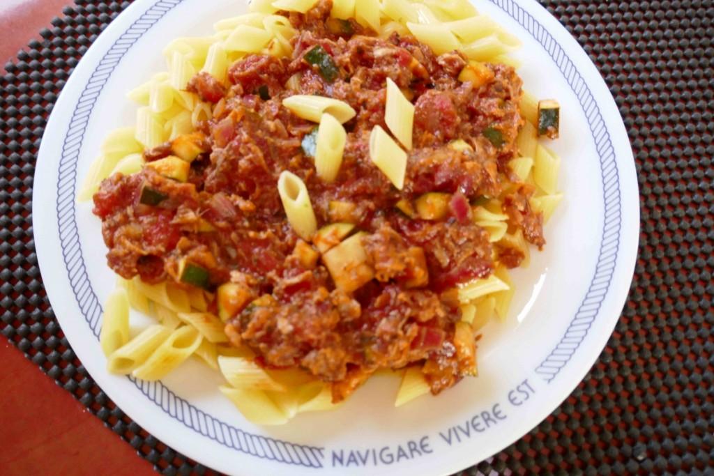 Mini penne met tonijn-tomaten-groentesaus