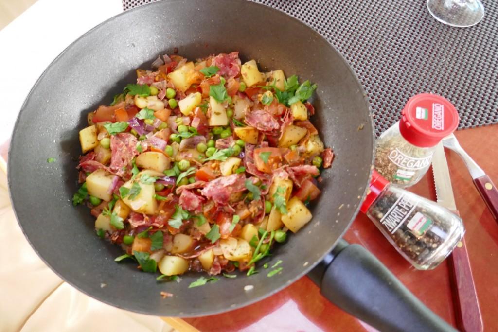 Italiaans pannetje met salami, erwtjes en tomaat