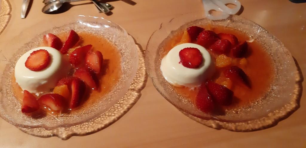 Panna Cotta met cointreau en aardbeiensalade 