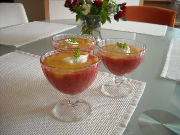 Aardbeienmousse en perzikenmousse samen in een glas
