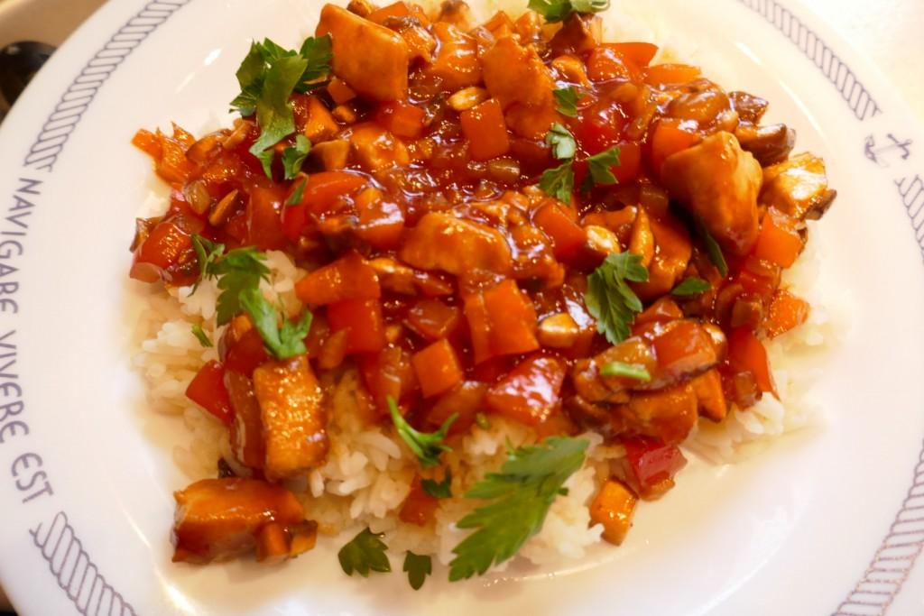 Hete kip met paprika en champignons