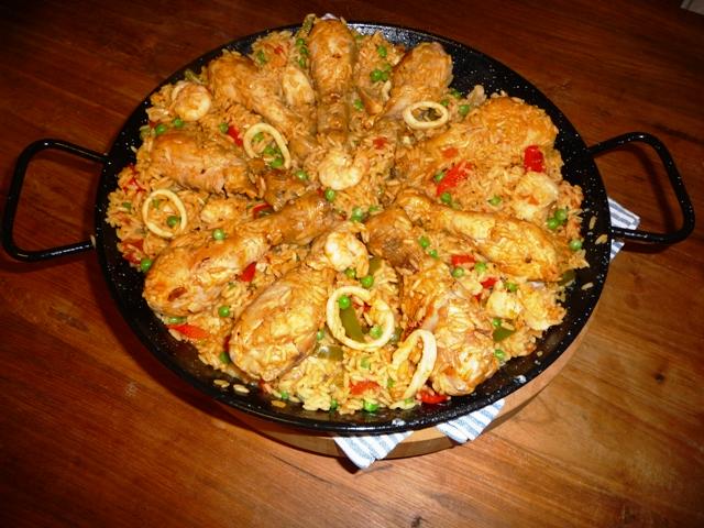Paella mixta (met groenten, kip en vis)