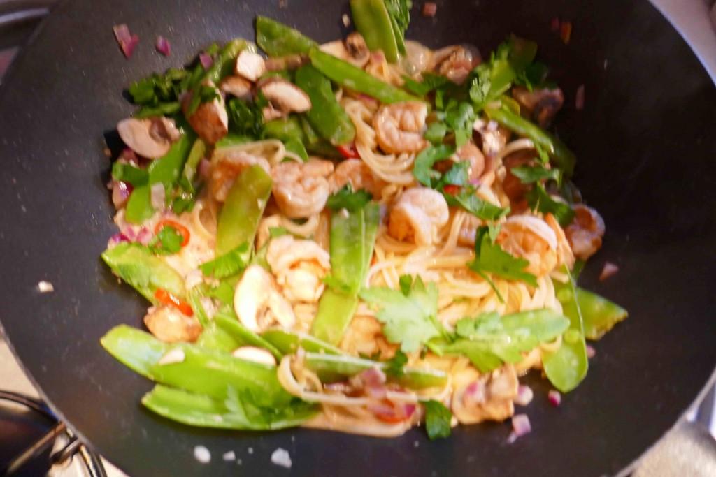 Spaghetti met pittige knoflook garnalen en peultjes en champignons