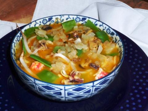 Pompoen noedel soep met curry en zeevruchten