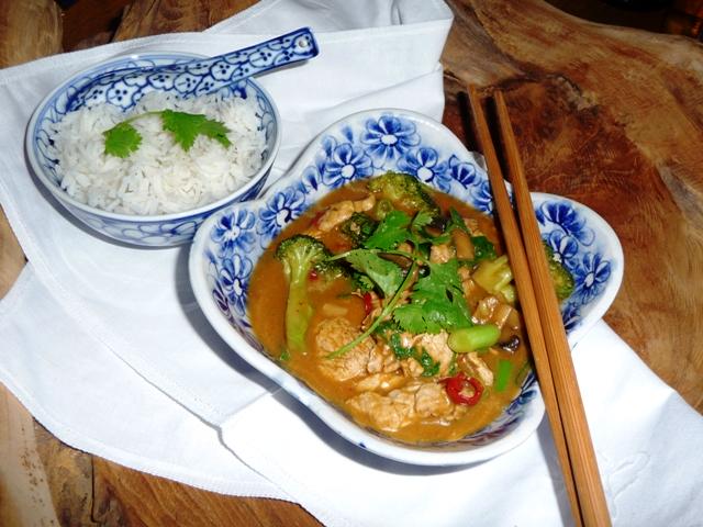 Panang curry met varkenshaas, broccoli en champignons