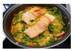 Snelle curry met spinazie, zalm en paprika.