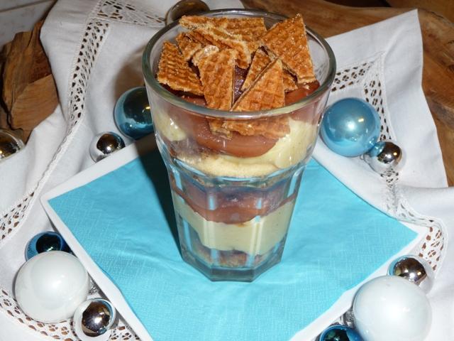 Trifle met stoofpeertjes en stroopwafelkruimels