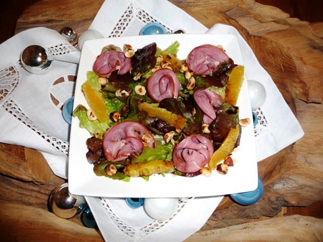 Salade met gerookte eendenborst, sinaasappel en hazelnoot