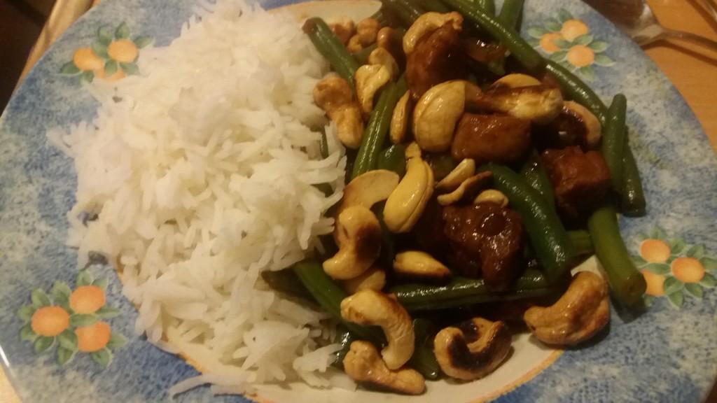Babi ketjap met sperziebonen en geroosterde cashewnoten