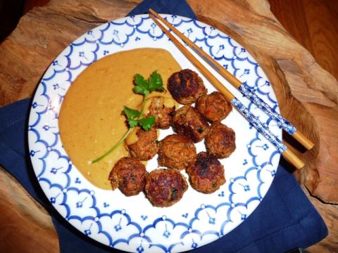 Pittige gehaktballetjes met pindasaus