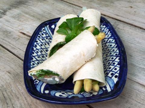 Wraps met asperges en gerookte zalm