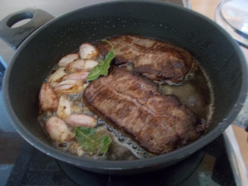 Sukadelapjes met rode port en sjalotjes