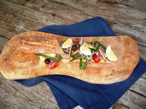 Pan Bagnat met salade Nicoise