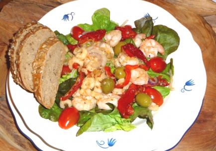 Salade met grote en kleine garnalen