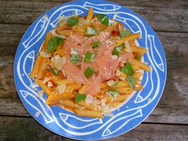 Pasta met salsa rosa en gerookte zalm